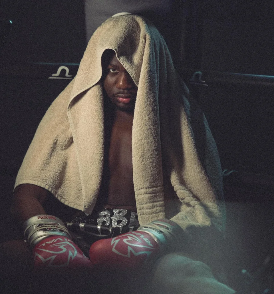 Coach Ben, gants de boxe aux mains, après un entraînement